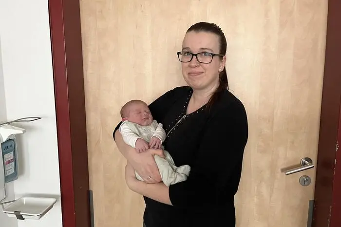 Das ist Tobias Leonardo (3670/56), der erste Sohn von Nicole und Bianca Erker, der seit dem 23. Jänner seine überglücklichen Eltern bezaubert. Aufwachsen wird der junge Mann in Trofaiach.