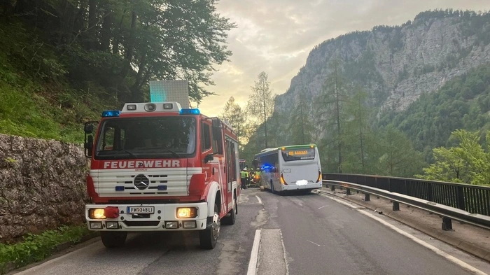Die Florianijünger aus Admont und Hall hoben den Bus mit einem Hebekissen an