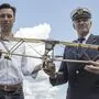 Walter Krobath und sein Kapitän Ewald Winter mit dem Modell des k. u. k.-Flugbootes R2