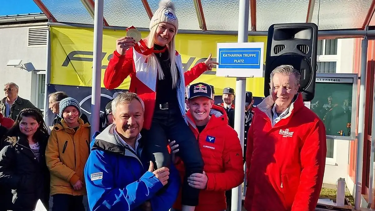 Fritz Strobl, Thomas Morgenstern und Karl Schnabl begrüßen Katharina Truppe im Klub der Kärntner Olympiasieger