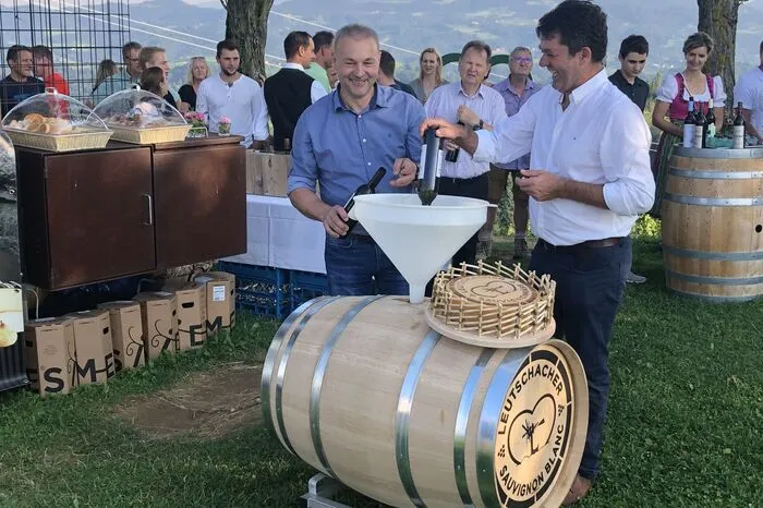 Die Weinbauern gießen den Sauvignon ins Fass, der gemeinsam mit dem Käse im Silberstollen reift.