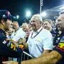  Sergio Perez mit Helmut Marko und Christian Horner 