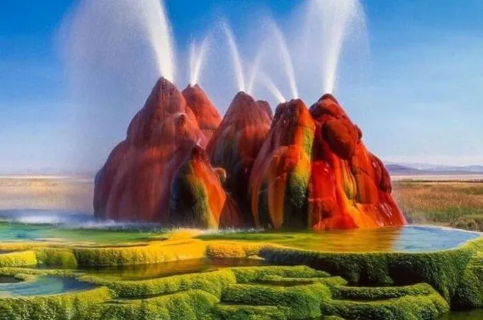 Rund 200 Grad warm war das Wasser, auf das man beim Bau einer Bewässerungsanlage stieß. In der kargen Landschaft der Black Rock Wüste von Nevada ein buntes Schauspiel, das Instagram-User asadventure noch bunter macht.
