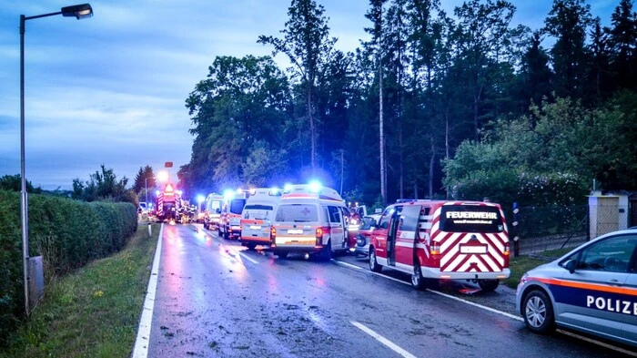 Auf der Packer Bundesstraße zwischen Lieboch und Söding überschlug sich am Sonntag ein Pkw. Vier Personen wurden schwer verletzt, eine Person leicht.