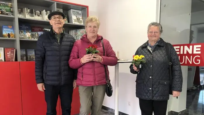 Das Ehepaar Gröller und Frieda Rauch freuen sich über den Valentinsgruß