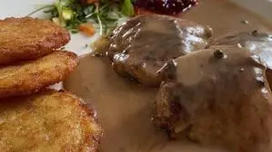 Die Medaillons vom Grill in Pfefferrahmsauce