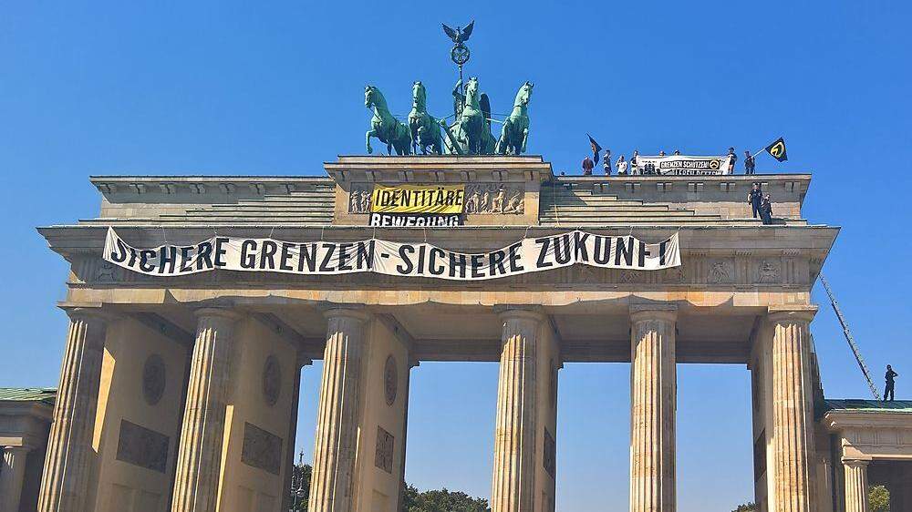 Aktivisten der &quot;Identitären&quot; kletterten auf das Brandenburger Tor in Berlin 