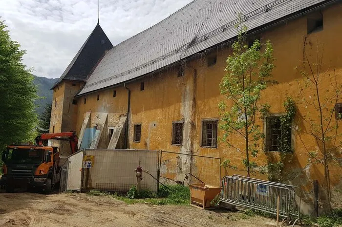 Das Schloss Sauerbrunn ist denkmalgeschützt und liegt in der Gemeinde Pöls-Oberkurzheim im Bezirk Murtal.