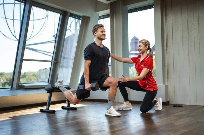 Personal Trainer auf den Flächen unterstützen die Mitglieder beim Training. Für die medizinische Beratung stehen zwei Sportchirurgen zur Verfügung