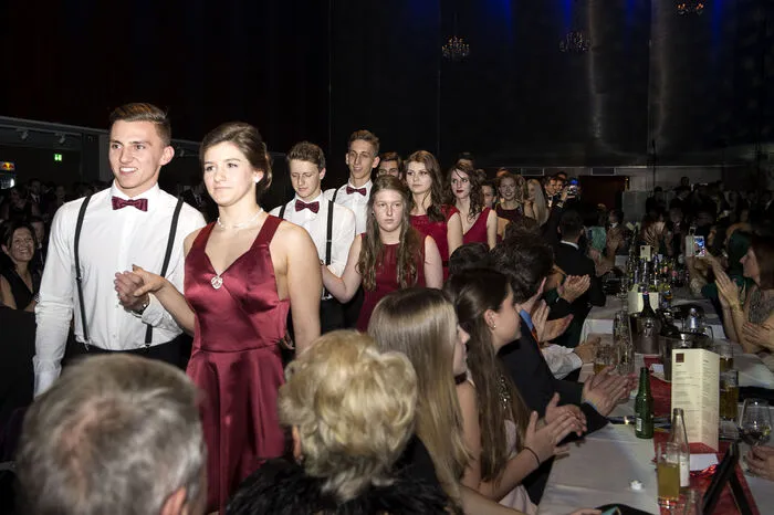 Unter dem Motto "A Night to Remember" tanzten 56 Maturantinnen und Maturanten zur Musik der Top-Band Jimmy &amp; The Jukes bis in die frühen Morgenstunden