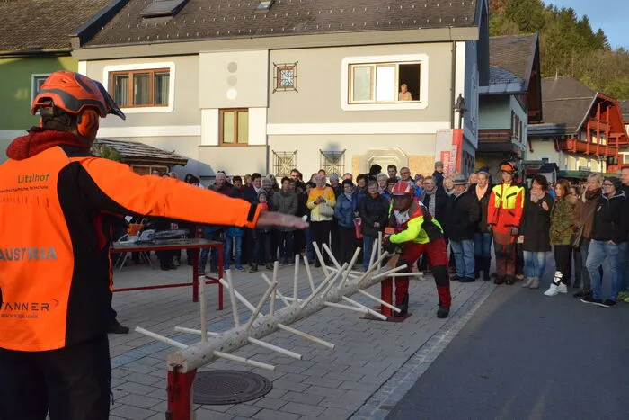 Auch die Forstarbeiter-Weltmeister vom Litzelhof zeigten ihr Können. Klicken Sie sich durch die Fotos.