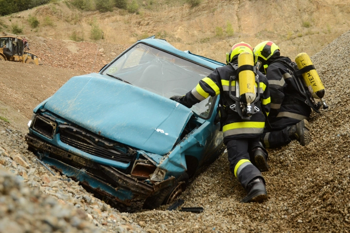 Dem nicht genug, geriet ein weiterer verunfallter PKW nach einem Absturz im Steinbruch in Brand. Durch die sehr gute Zusammenarbeit der Feuerwehren des Abschnittes Trofaiach und den Einsatzkräften des Roten-Kreuzes konnte die gestellten Aufgaben wie erwartet schnell und professionell abgearbeitet werden, wovon sich die Übungsbeobachter Gerhard Schöngrundner, Gregor Reissner und Bürgermeister Mario Abl überzeugten.