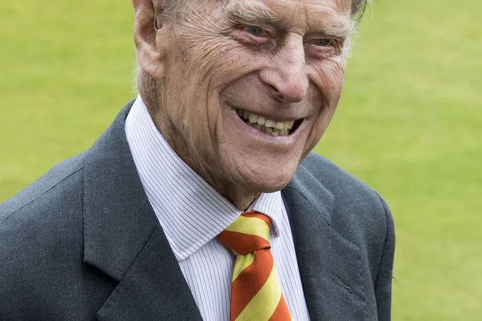 Jahrelang sorgte der Herzog von Edinburgh vor allem mit seinem lockeren Mundwerk für Schlagzeilen, zu seinem 85. Geburtstag erschien sogar ein eigenes Buch über seine Fettnäpfchen. So sagte der Prinz einmal zu einem britischen Studenten in Papua-Neuguinea: "Sie haben es also geschafft, nicht verspeist zu werden?"