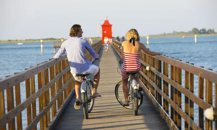 Es gibt Freiluft-Fitnesscenter sowie ein vielfältiges SUP- und Radan­gebot