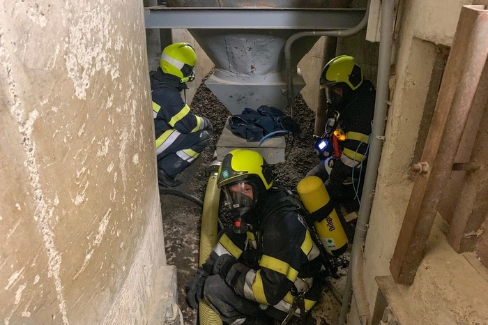 Bei der Erkundung durch die einsatzleitende Feuerwehr Kohlberg wurde im Kellergeschoß der Siloanlage ein Glimmbrand in einem mit rund 60 to Sonnenblumenschrot gefüllten Silo festgestellt.  