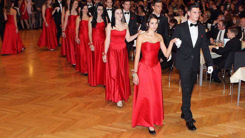 Bei der Polonaise präsentierte man sich einheitlich in roten Kleidern und schwarzen Anzügen 