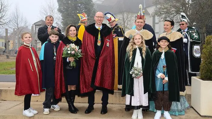 Dem Prinzenpaar aus dem Vorjahr - Beatrix und Robert (3. und 4. von links) - und dem Kinderprinzenpaar Maximilian II. und Hannah II. (1. und 2. von links) folgen heuer Prinz Mario II. und Prinzessin Elisabeth III. und als Kinderprinzenpaar Mario und Elisabeth Unger