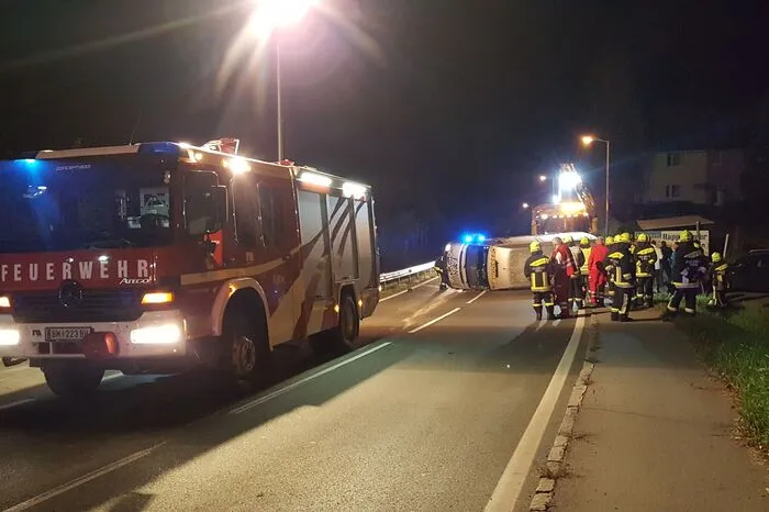 Die Bergung des Unfallfahrzeuges wurde von einem privaten Abschleppunternehmen durchgeführt.