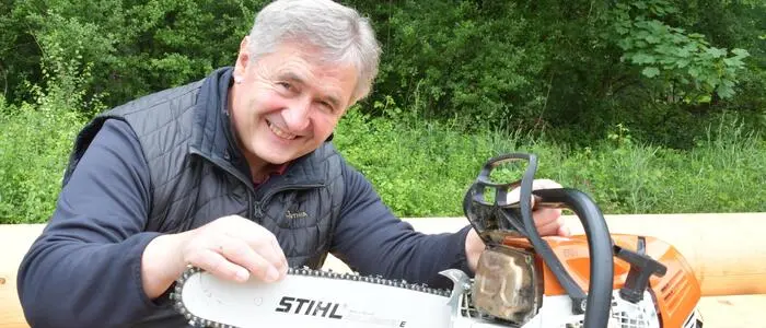 Ein Mann mit einer Motorsäge