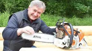 Ein Mann mit einer Motorsäge