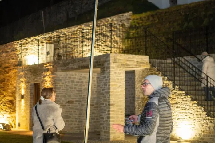 Edvin Gruber führte rund zweieinhalb Stunden durch das Schloss, den Garten und die Klamm. 