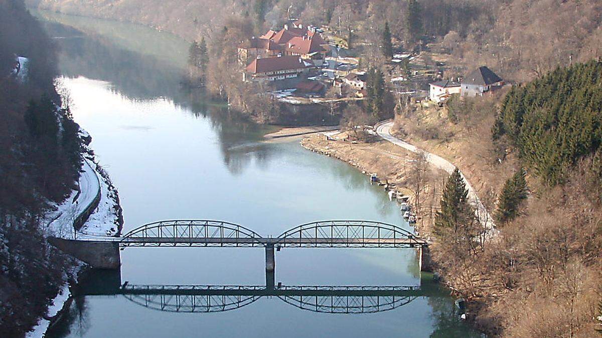Die historische Brücke über die Drau prägt seit 123 Jahren das Ortsbild des ehemaligen Industrieortes Lippitzbach 