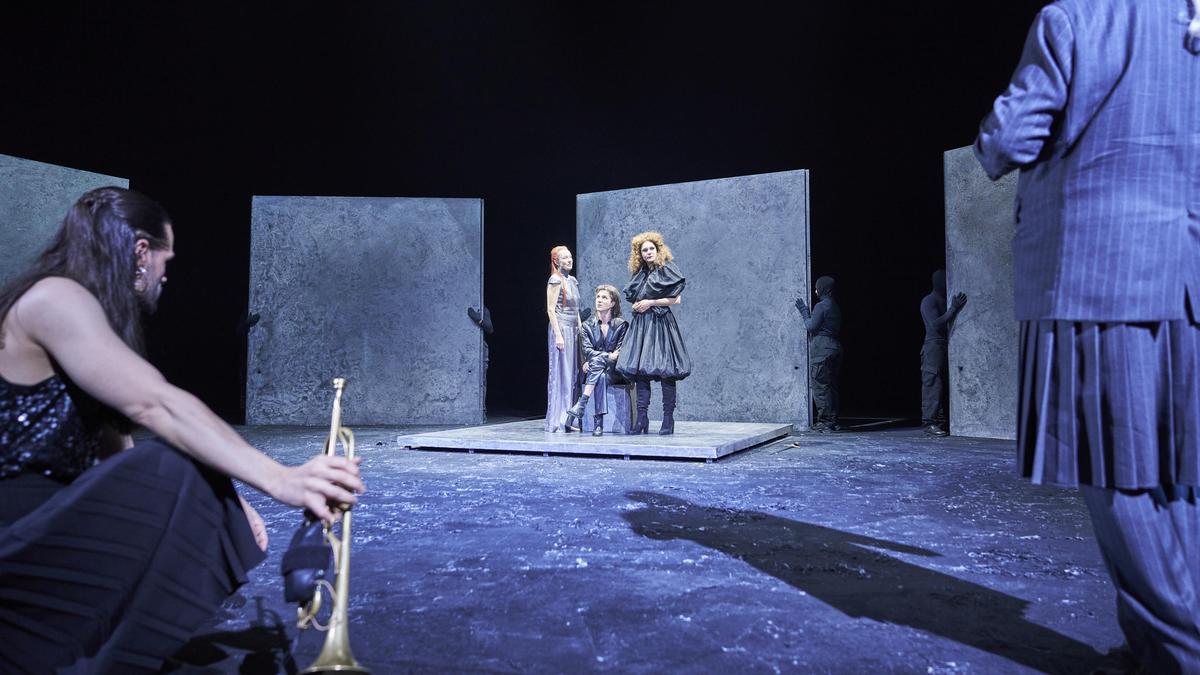 Die Schauspieler Pablo Giw, Sylvie Rohrer, Seán McDonagh und Lilith Häßle bei der Inszenierung von Shakespeares "König Lear" im Wiener Burgtheater.  