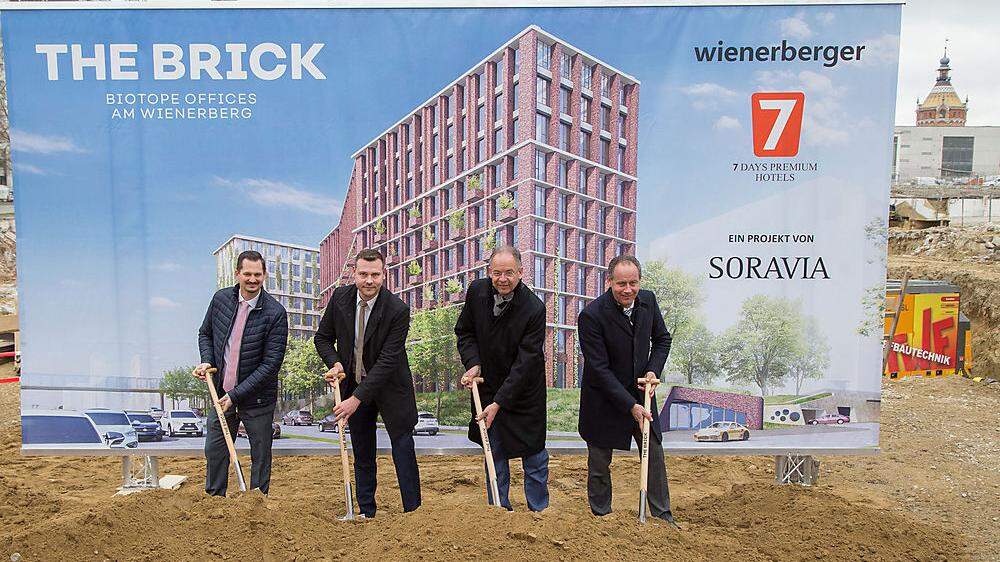 Bastian Erfurth, Vorstand Plateno Group; Heimo Scheuch, Vorstandsvorsitzender Wienerberger AG und Erwin Soravia, CEO SORAVIA 