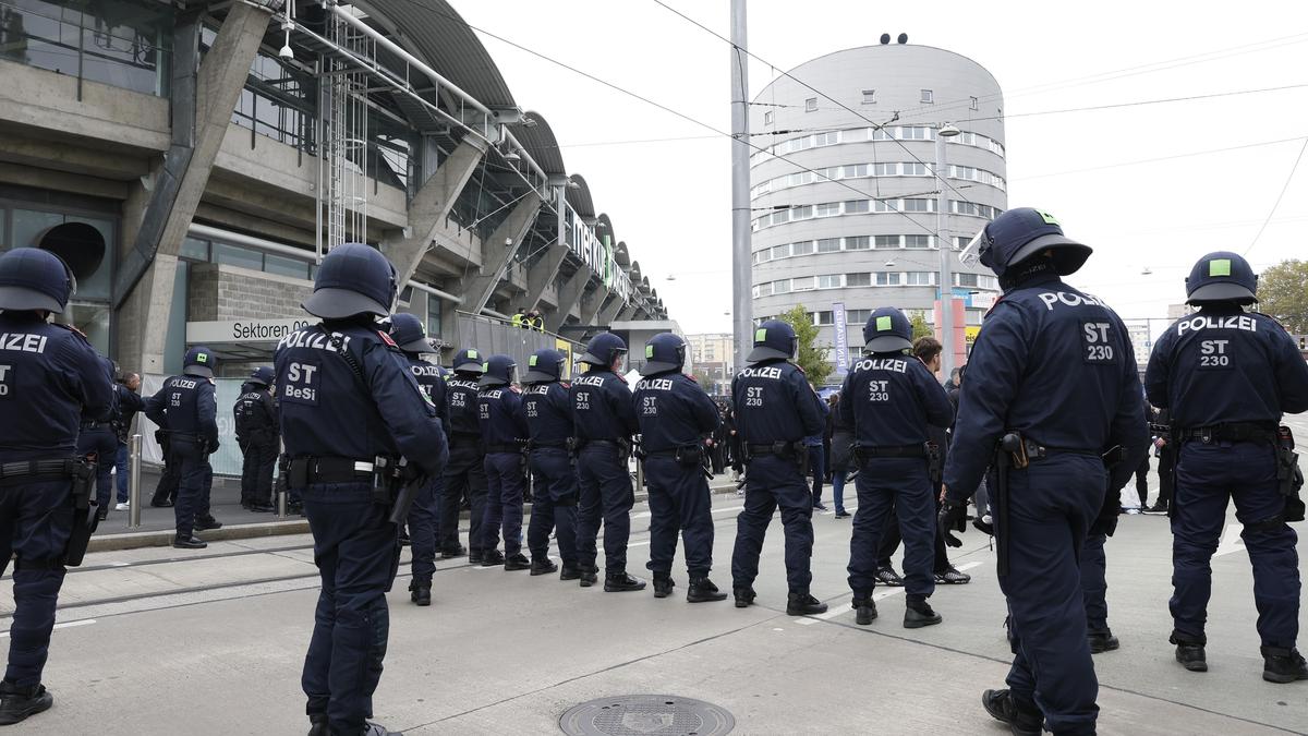 Hohe Polizeipräsenz beim Match zwischen Sturm Graz und dem GAK am 19. Oktober 2024 