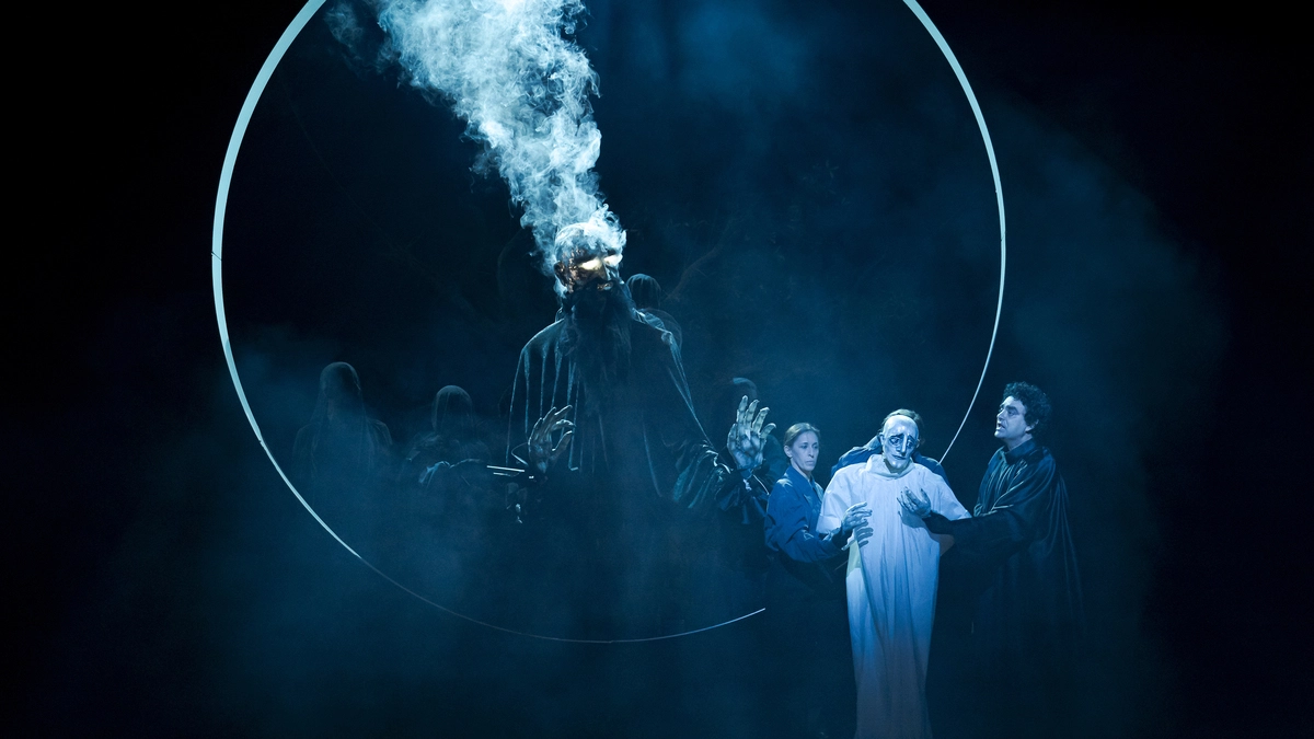 Probenbild aus Salzburg: Rolando Villazón als Orpheus im Ensemble