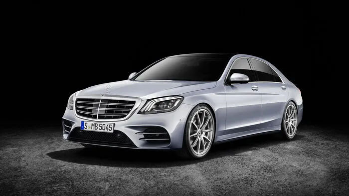 Wer auch weiterhin – wie im Jahr 2016 – die meistverkaufte Luxuslimousine der Welt sein will, darf nicht stehen bleiben. Die Rede ist natürlich von der Mercedes S-Klasse. Aber um die Optik geht es bei diesem Facelift vorrangig gar nicht, vielmehr sind für die S-Klasse mehrere neue Motoren geplant.