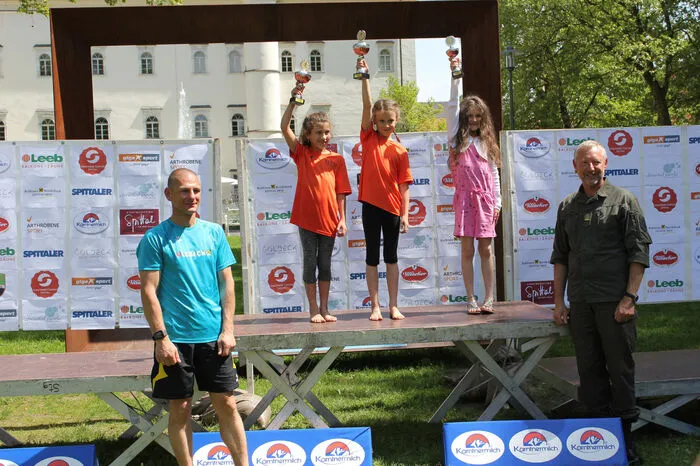 Siegerinnen AK 10: Lea Mühlmann (2), Vanessa Oberkofler (1), Marie Mayr (3) mit Alfred Unterasinger vom Raiffeisen Läufercup und Oberst Rudolf Kury.
