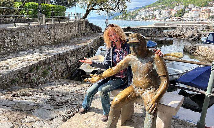 Reiseführerin Barbara mit der Statue des Fischers