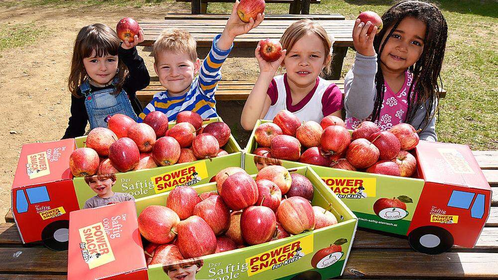 Die Hartmannsdorfer Kinder freuten sich über die Äpfel