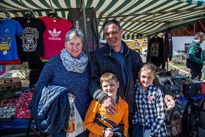 Alexander und Irene besuchten den Josefimarkt am Sonntag mit ihren Kindern. 