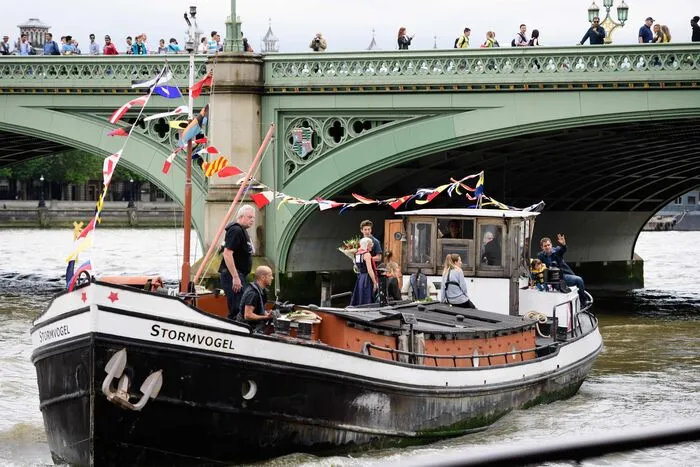 ... über die  Themse in London gezogen. Coxwar vor einer  Woche in ihrem nordenglischen Wahlkreis vermutlich von einem politischen Fanatiker getötet worden. 