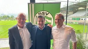 Sascha Gulevski (Mitte) mit Andreas Hämmerle und Thomas Janeschitz 