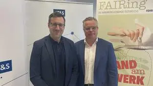 An den Beispielen von AT&S und Lutterschmied Bau versuchte die Handwerksregion Fairing zu zeigen, welche Rolle generative künstliche Intelligenz im Großraum Fehring im Handwerk spielen wird. Im Bild: Christopher Hermann, Director of Operations bei AT&S in Fehring, und Ernst Lutterschmied (r.)