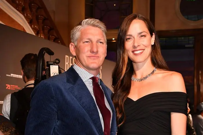 Sport Themen der Woche KW17 Sport Bilder des Tages Bastian Schweinsteiger und seine Ehefrau Ana Ivanovic bei der Gala zur Verleihung der Best Brands Awards am 26.04.2022 im Hotel Bayerischer Hof in München Best Brands Awards Verleihung 2022 in Muenchen *** Bastian Schweinsteiger and his wife Ana Ivanovic at the Best Brands Awards gala on 26 04 2022 at the Bayerischer Hof Hotel in Munich Best Brands Awards ceremony 2022 in Munich PUBLICATIONxINxGERxSUIxAUTxONLY