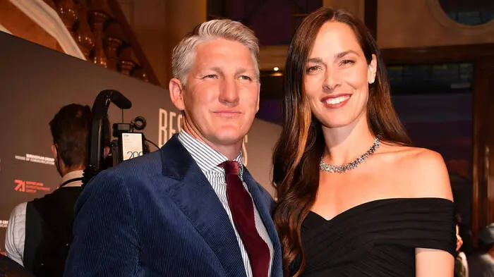 Bastian Schweinsteiger und Ana Ivanović waren neun Jahre lang verheiratet, ihre drei Kinder krönten das Liebesglück. Doch im Sommer 2025 folgte die Trennung, Ivanović hat mittlerweile die Scheidung eingereicht
