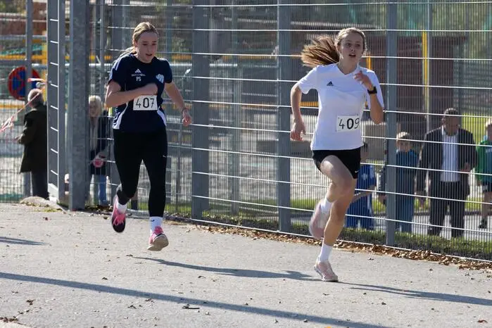 Hunderte Kinder und Jugendliche von der Volksschule bis zur Oberstufe zeigten dabei vollen sportlichen Einsatz und bewältigten die unterschiedlich anspruchsvollen Laufstrecken mit großer Motivation.
