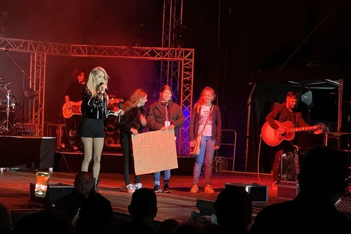 Die Kinder durften auch auf der Bühne singen