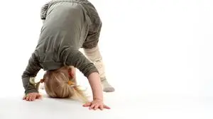 mädchen,spaß,vergnügen,turnen,purzelbaum *** girl,fun & happiness,gymnastics,somersault hln-ih,model released, Symbolfoto