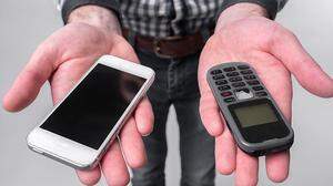 Smartphones (links) können wesentlich mehr als ihre veralteten Vorgänger. Nicht jeder will das aber