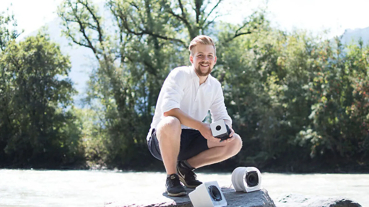 Der 19-jährige Johannes Mascher zeigt die ersten Prototypen des Lautsprechers. Bis März 2019 soll das Gerät produktionsreif sein