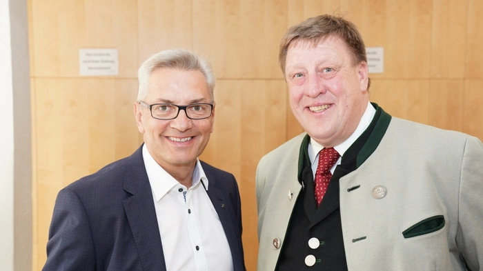Raiffeisen Vorstandsdirektor Gernot Kircher mit Bürgermeister Josef Jury