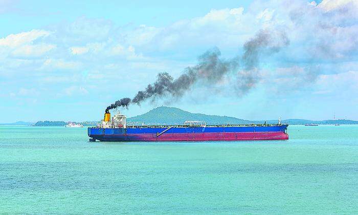 Schiffe fahren zum großen Teil mit billigem Schweröl, das zudem Schwefel enthält und deswegen so schlecht für die  Umwelt ist