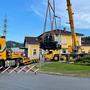 Die 22 Tonnen schwere Diesellok wurde Dienstagabend auf den Kreisverkehr vor dem Bahnhof Köflach gehoben