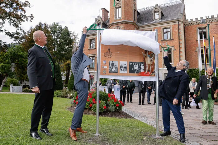 Dort wurde feierlich eine Gedenk- und Informationstafel enthüllt