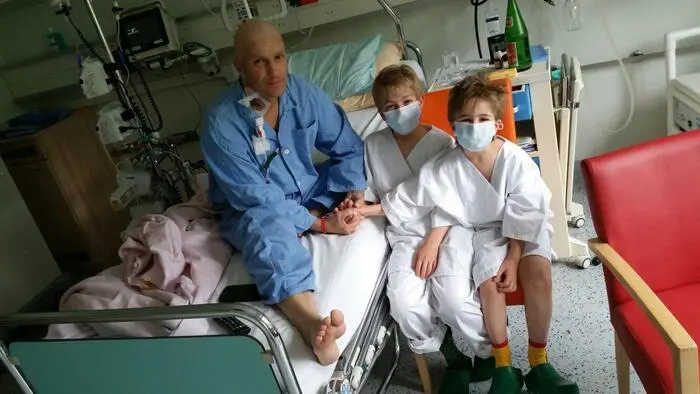 Helmut Bruckner aus Irdning 2016 im Spital gemeinsam mit seinen Söhnen Mateo und Jonas. Eine Stammzellenspende rettete sein Leben